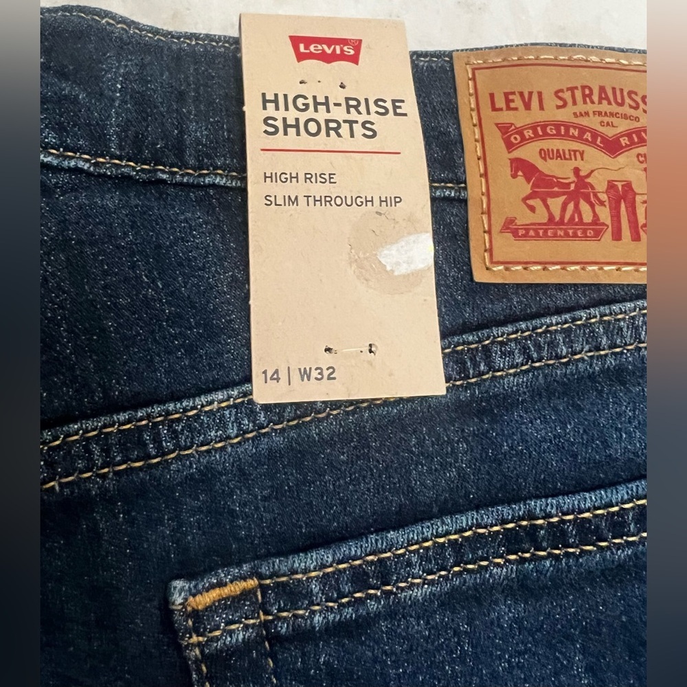 Levi's High-Rise shorts in a dark wash stretch denim with a raw hem Size 14 - Picture 3 of 4